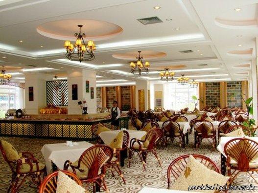 Phoenix Hotel Наньнін Ресторан фото